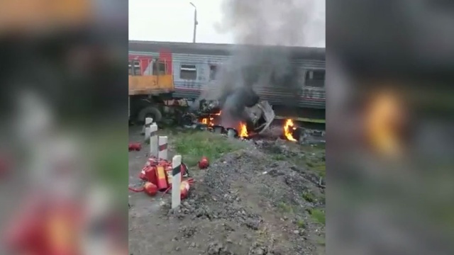 На Сахалине грузовик загорелся при столкновении с поездом.ДТП, Сахалин, грузовики, железные дороги, поезда.НТВ.Ru: новости, видео, программы телеканала НТВ