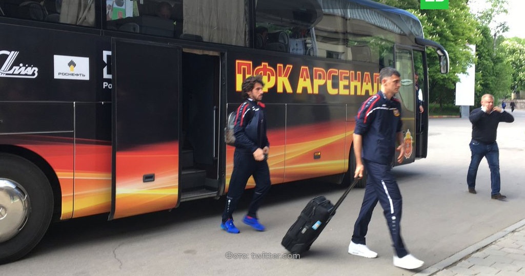общественный транспорт транспорт. автобус из. автобус фк арсенал тула. человек выходит из автобуса. люди выходят из автобуса.