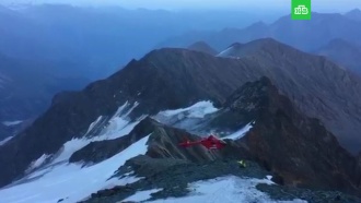 Очевидец снял крушение спасательного вертолета в Альпах