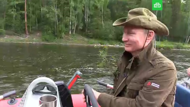 Путин на рыбалке в Туве сел за штурвал моторной лодки.Путин, Сибирь, охота и рыбалка.НТВ.Ru: новости, видео, программы телеканала НТВ