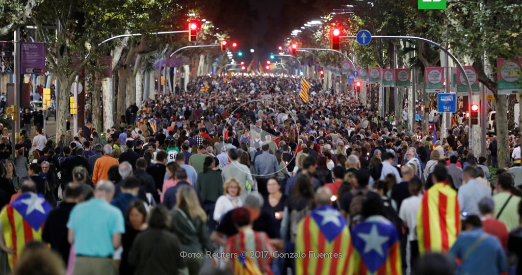Сотни тысяч человек. Сотни тысяч людей. Фото жителей Барселоны.
