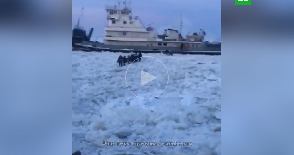 паром свирь. японские машины на пароме обледенели. застрявший паром. паром карелия на реке свирь. застрявший паром.