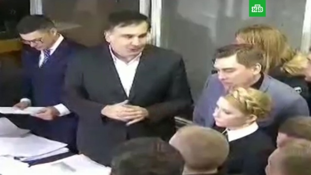 «Военнопленный» Саакашвили спел в суде и обнялся с Тимошенко.Саакашвили, Украина, аресты, суды.НТВ.Ru: новости, видео, программы телеканала НТВ