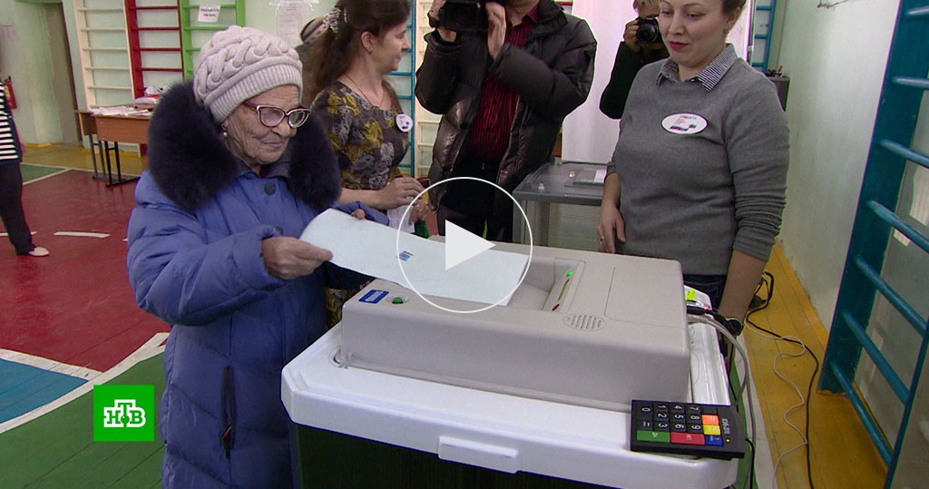Как проголосовал красноярск. Бабушка голосует. Бабка голосует. Бабки голосуют.