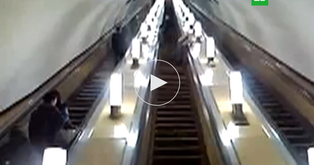 Мужик в метро на эскалаторе снимает под платьем у кудрявой мулатки