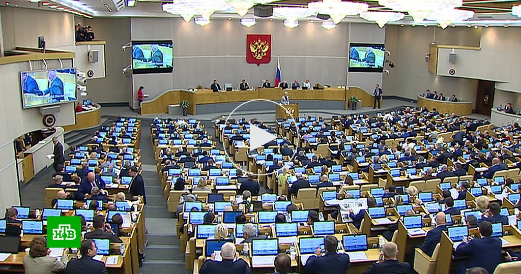 государственная дума заседание 2021. госдума приняла закон о пенсионном. свастика в киеве госдума. депутаты заседают. депутаты госдумы 2021 в россии.