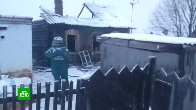 При пожаре в Кузбассе выжила только мать многодетной семьи.Кемеровская область, МЧС, дети и подростки, пожары.НТВ.Ru: новости, видео, программы телеканала НТВ