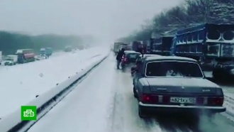 На Кубани в снежных заторах застряли 700 машин