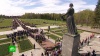 Тысячи людей в России возлагают цветы к мемориалам Великой Отечественной войны