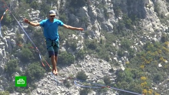 Хождение над пропастью: соревнования по слэклайну прошли во Французских Альпах