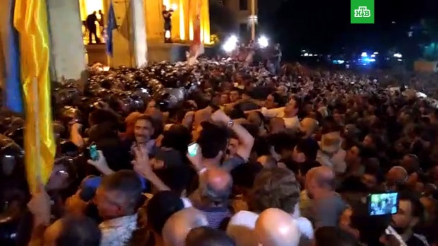 В Тбилиси митингующие штурмуют парламент.Грузия, митинги и протесты, парламенты.НТВ.Ru: новости, видео, программы телеканала НТВ