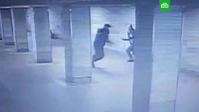 Пьяный ударил ножом полицейского в переходе метро.Москва, нападения, полиция.НТВ.Ru: новости, видео, программы телеканала НТВ