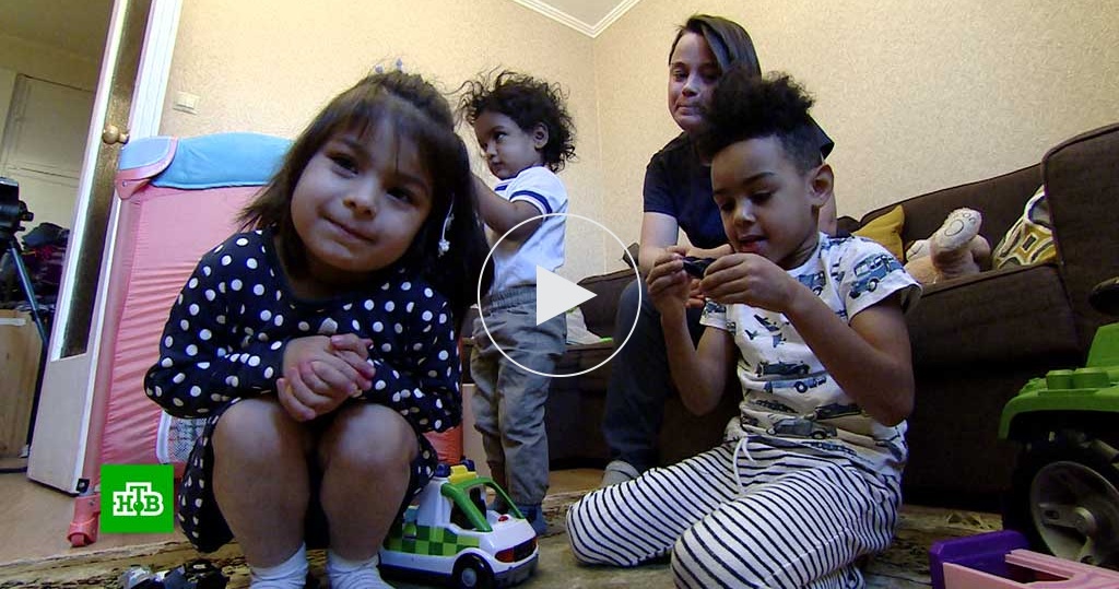 мальчик родившийся без глаз. маленькие дети в детском доме. воспитание приемных детей. приемный ребенок видео. мать издевается над ребенком.