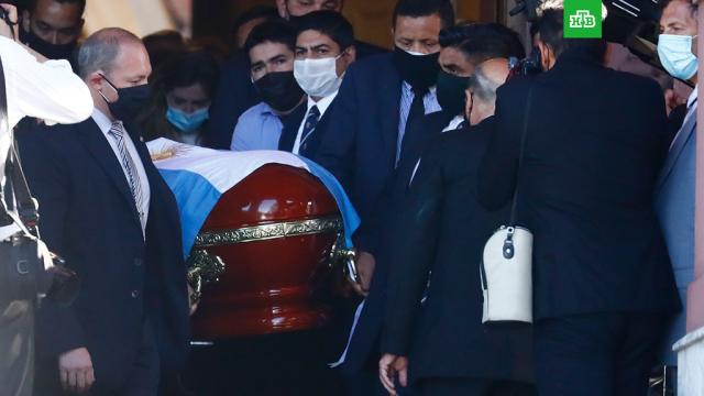 Диего Марадону похоронили рядом с родителями.Аргентина, Марадона, знаменитости, похороны, смерть, траур, футбол.НТВ.Ru: новости, видео, программы телеканала НТВ