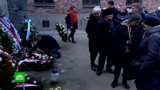 Бывшие узники Освенцима возложили цветы к «стене смерти» в полной тишине