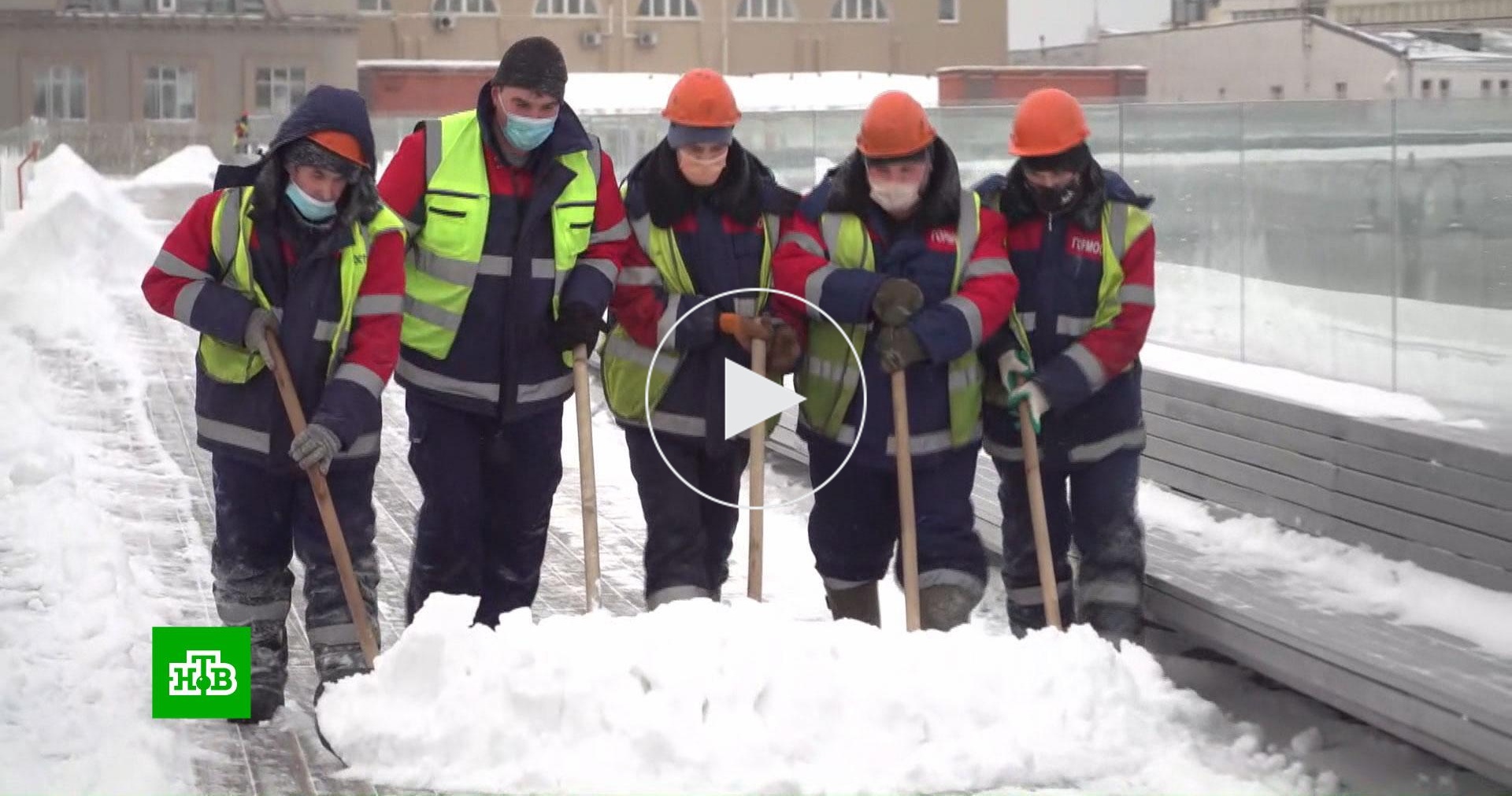 В Москве продолжают бороться с последствиями мощного снегопада