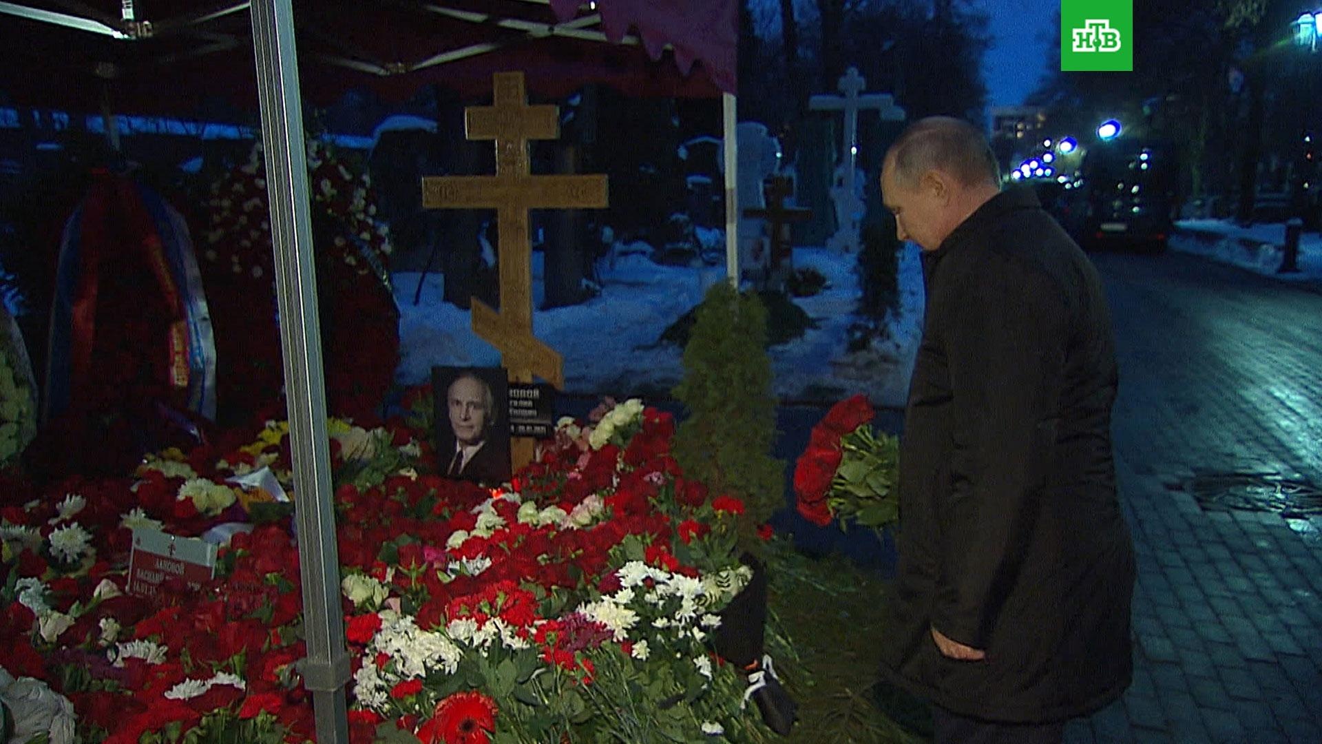 Путин на Новодевичьем кладбище возложил цветы