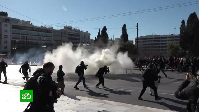 Полиция применила слезоточивый газ против студентов в Афинах.Греция, беспорядки, митинги и протесты, полиция.НТВ.Ru: новости, видео, программы телеканала НТВ