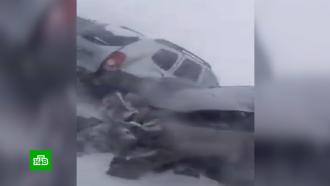 На заснеженной уральской трассе в мороз застряли сотни машин
