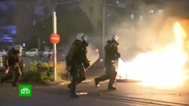 Протестующие в Афинах попытались взять штурмом полицейский участок.Греция, беспорядки, митинги и протесты, полиция, Афины.НТВ.Ru: новости, видео, программы телеканала НТВ