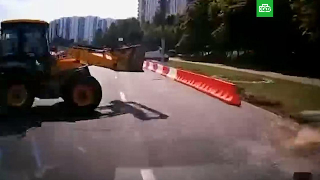 попался трактор. трактор уборщик авария в москве продолжение. попался трактор. трактор и тракторист. тракторист в поле.