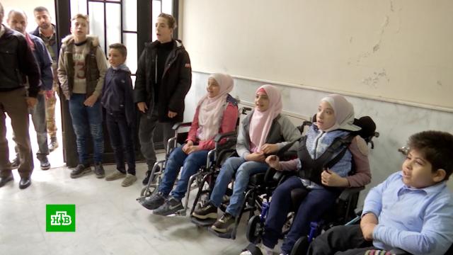 Российские военные привезли инвалидные коляски для детей из интернатов Дамаска.Сирия, армия и флот РФ, войны и вооруженные конфликты, гуманитарная помощь, дети и подростки, инвалиды.НТВ.Ru: новости, видео, программы телеканала НТВ