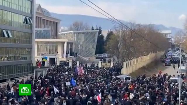 Суд над Саакашвили: тысячи сторонников экс-президента Грузии вышли на улицы.Грузия, Саакашвили, суды.НТВ.Ru: новости, видео, программы телеканала НТВ