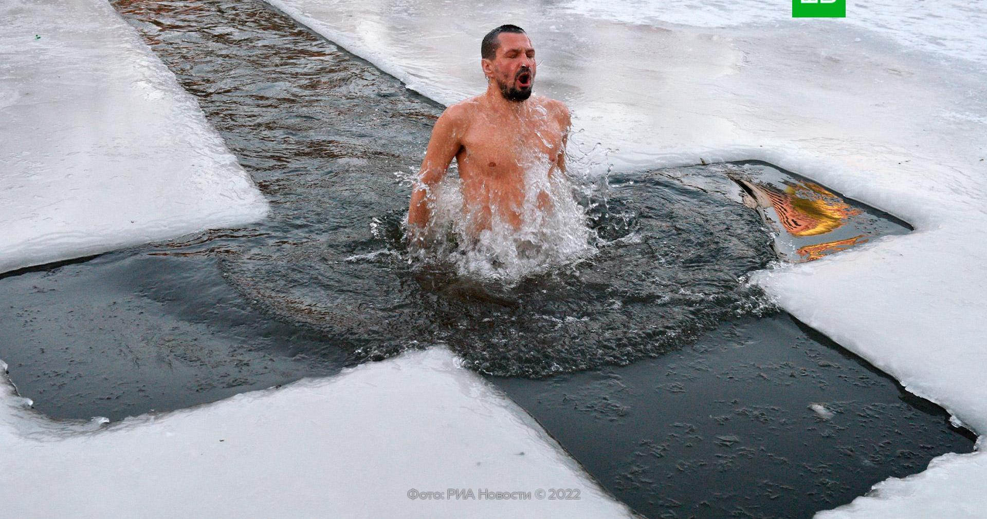 Январь купаться. Купели в Новосибирске на крещение 2023. Крещение прорубь. Люди купаются в проруби на крещение. Красивая Крещенская купель.