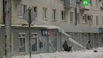 Наледь с крыши рухнула на женщину и ребенка в Великом Новгороде