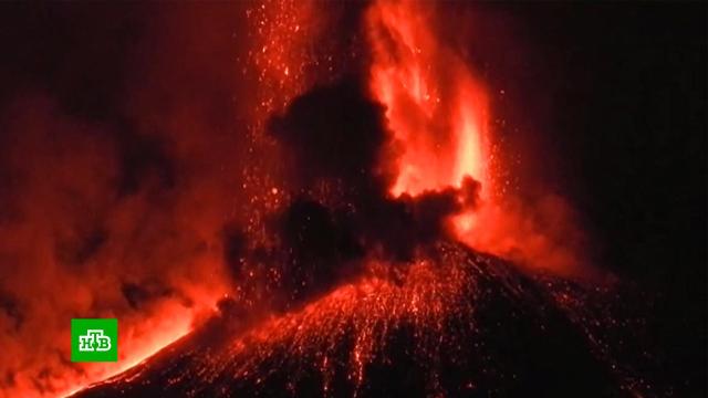 Вулкан Этна в Италии выбросил облако пепла на 10-километровую высоту.Италия, вулканы, стихийные бедствия.НТВ.Ru: новости, видео, программы телеканала НТВ