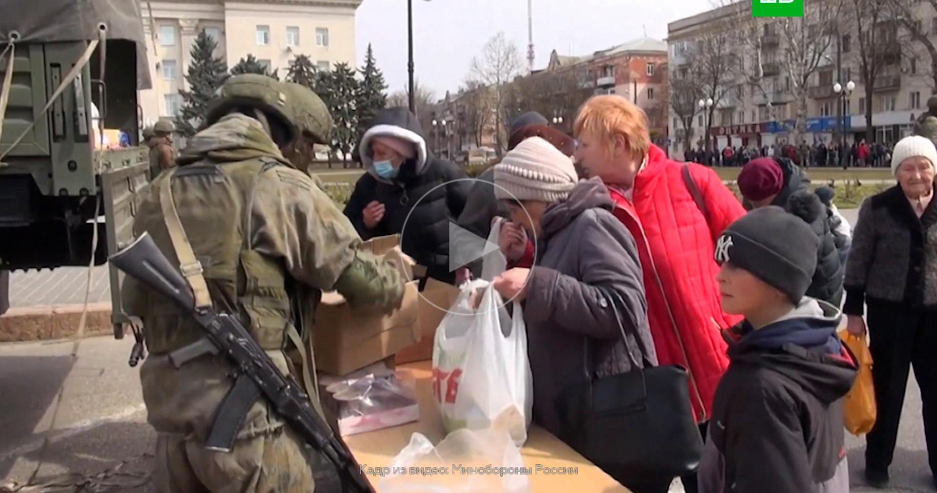 Помощь мирным жителям. Российские военные в Херсоне март 2022. Гуманитарка для военных на Украине. Российские войска в Херсоне сейчас.