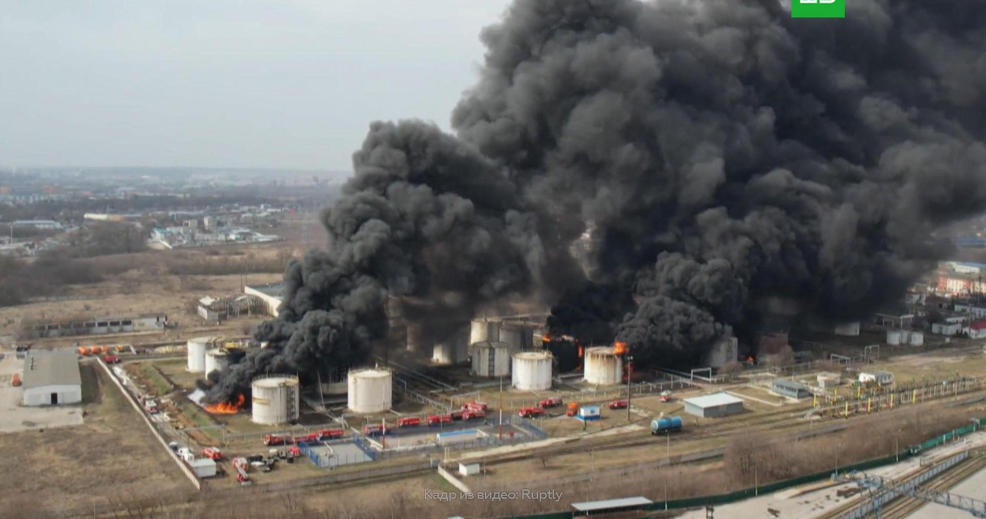 Удар по нефтебазе сегодня. Белгород Нефтебаза взрыв. Атака на нефтебазу в Белгороде. Нефтебаза Белгород. Пожар на нефтебазе в Белгороде.