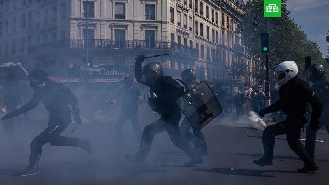 Полиция задержала более 50 радикалов, устроивших погромы и стычки в Париже.Париж, Франция, беспорядки, митинги и протесты, полиция.НТВ.Ru: новости, видео, программы телеканала НТВ