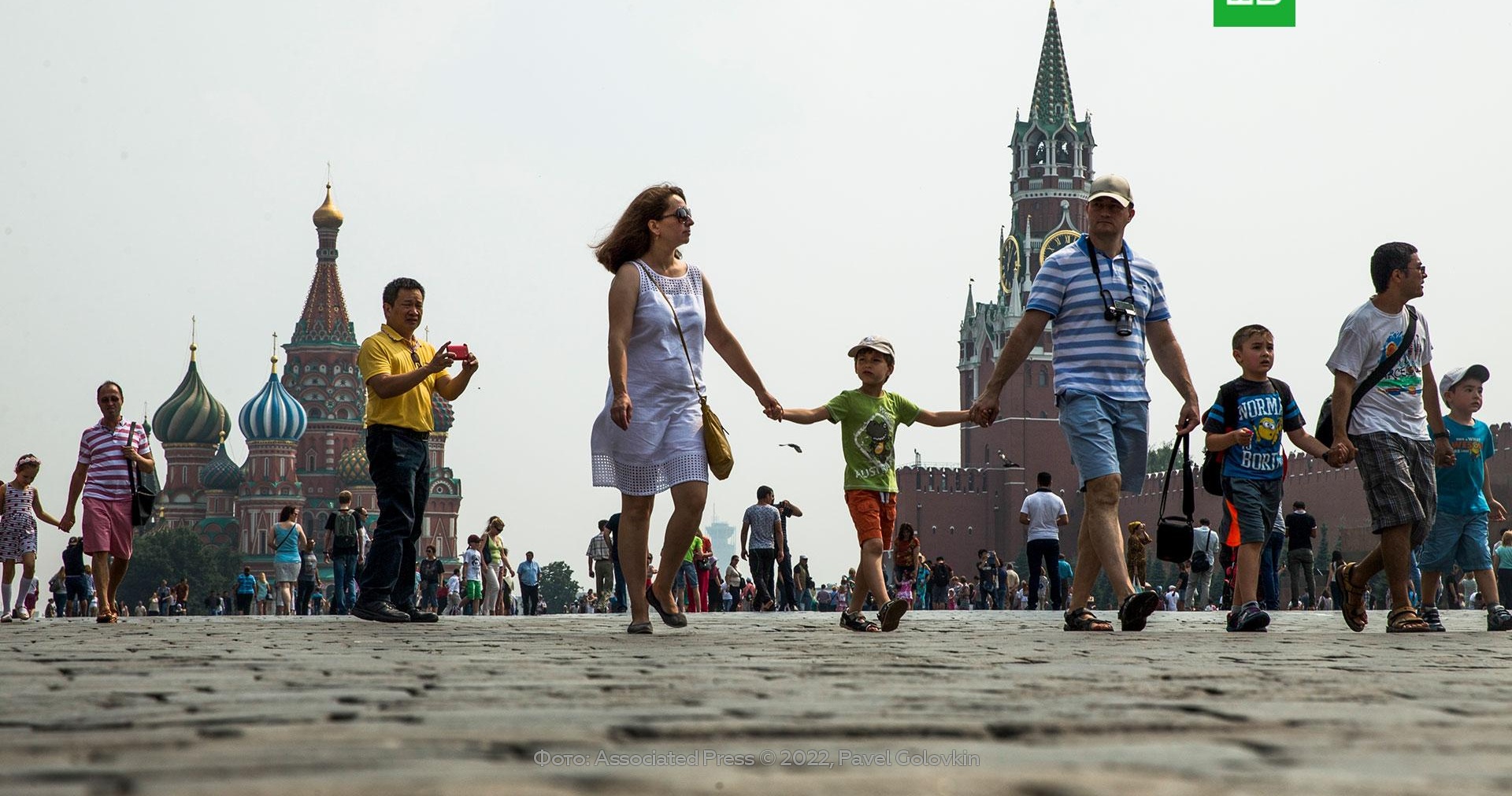 Чувствовать площадь. Люди в городе. Москва лето люди. Москва люди. Красная площадь для детей.