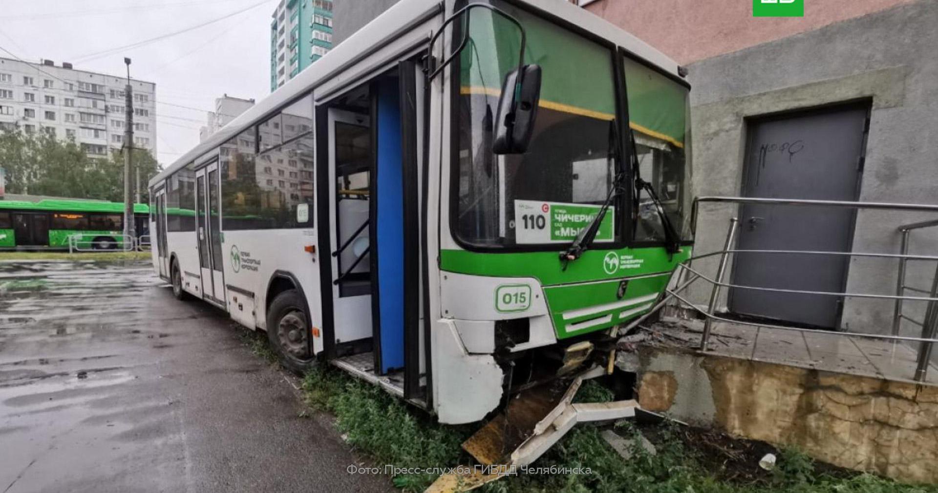 В челябинске расстреляли автобус. Авария автобус Челябинск. Авария автобуса в Челябинской. Автобус врезался в автобус Челябинск.