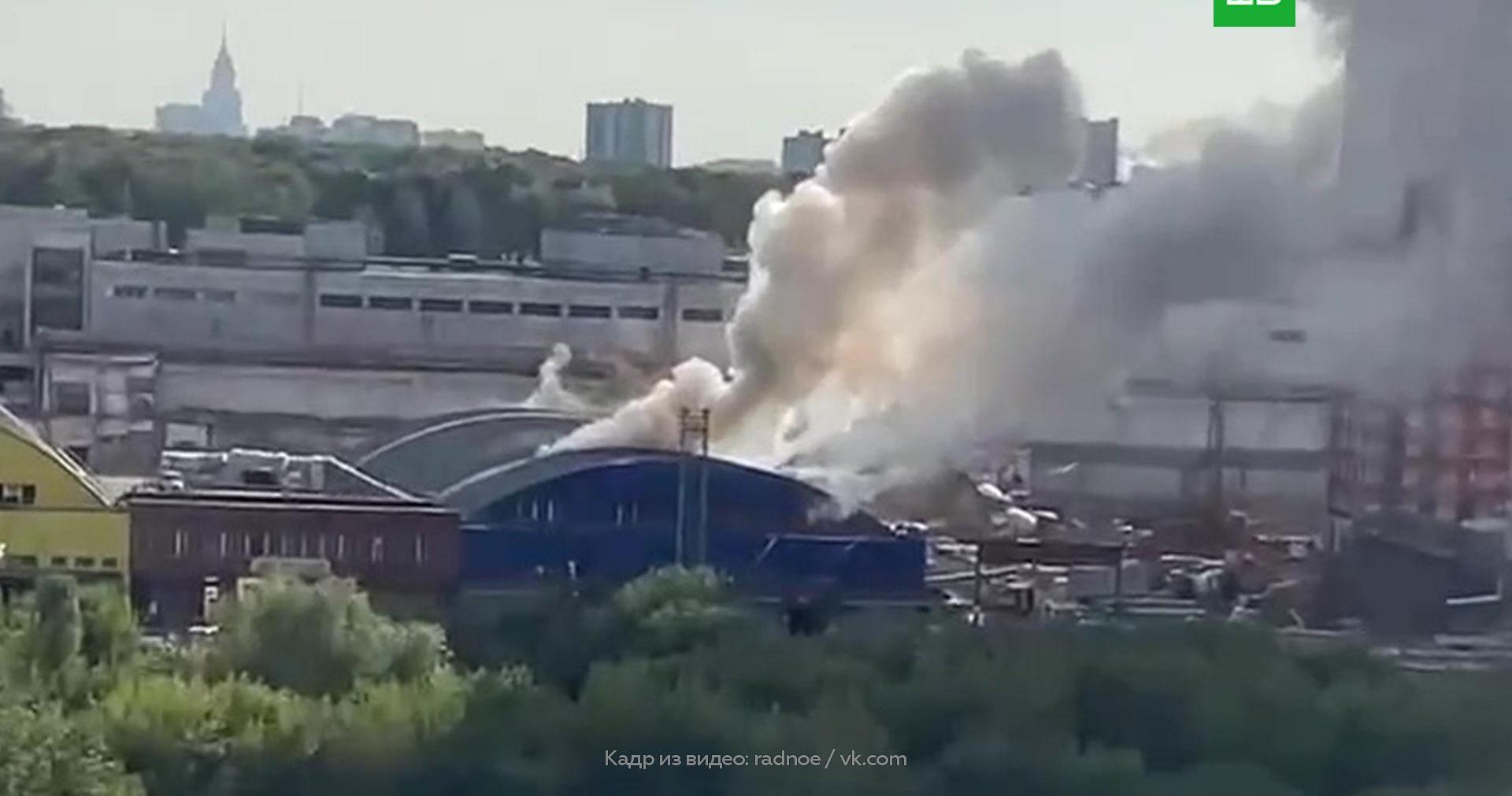 Какая трагедия произошла сегодня в москве. Пожар на складе Отрадное. Пожар в Москве. Пожар в Москве сейчас. Пожар в Отрадном сейчас.