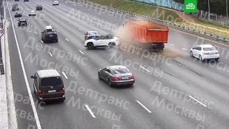 В Москве каршеринговая машина вытолкнула иномарку под «КамАЗ»: видео