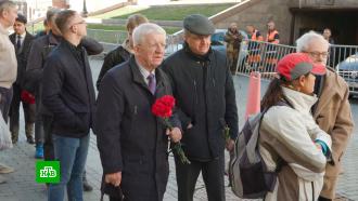 На прощание с Михаилом Горбачёвым выстроилась очередь людей с цветами