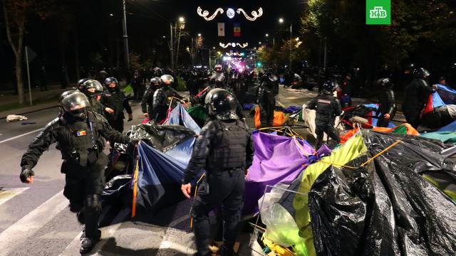 Полиция снесла палаточный городок протестующих в центре Кишинёва.Кишинёв, Молдавия, беспорядки, митинги и протесты, полиция.НТВ.Ru: новости, видео, программы телеканала НТВ