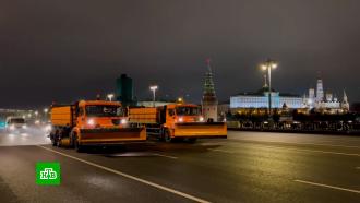 Коммунальщики Москвы проводят противогололедную обработку дорог