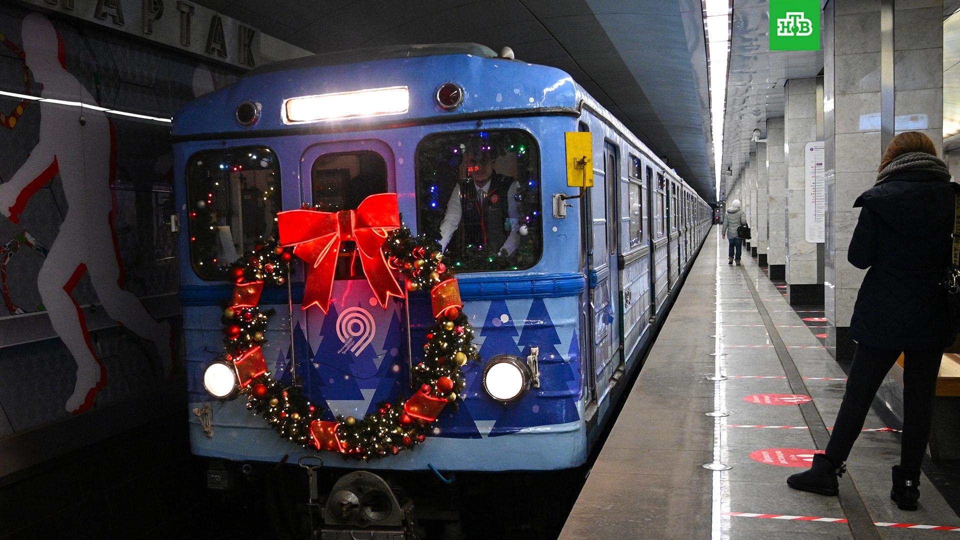 Новогодний поезд метро