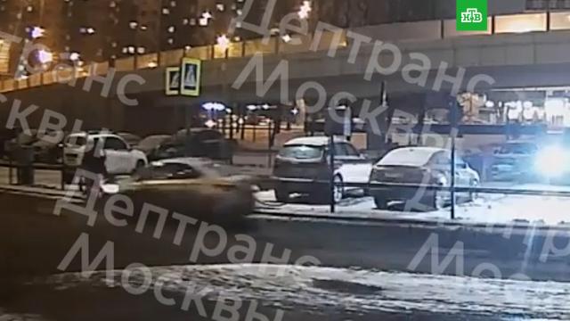 Легковушка сбила велосипедиста на Рублёвском шоссе.ДТП, Москва, велосипеды.НТВ.Ru: новости, видео, программы телеканала НТВ