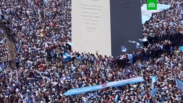 Тысячи аргентинцев в Буэнос-Айресе празднуют победу на ЧМ.Аргентина, спорт, футбол.НТВ.Ru: новости, видео, программы телеканала НТВ