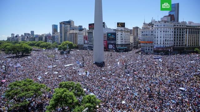 Чемпионский парад в Буэнос-Айресе помешали завершить миллионы фанатов.Аргентина, торжества и праздники, футбол.НТВ.Ru: новости, видео, программы телеканала НТВ