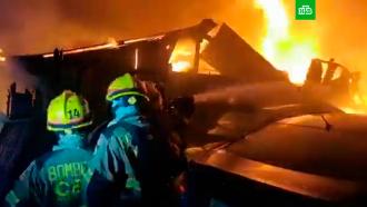 В Чили тушат пожар, который уничтожил более 100 домов: видео