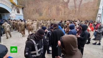 Украинская полиция проверяла документы прихожан у входа в <nobr>Киево-Печерскую</nobr> лавру