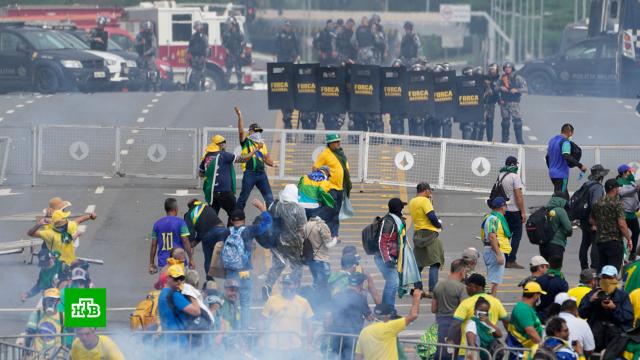 Беспорядки в столице Бразилии: погромщики похитили из резиденции президента табельное оружие.Бразилия, беспорядки, митинги и протесты, полиция.НТВ.Ru: новости, видео, программы телеканала НТВ