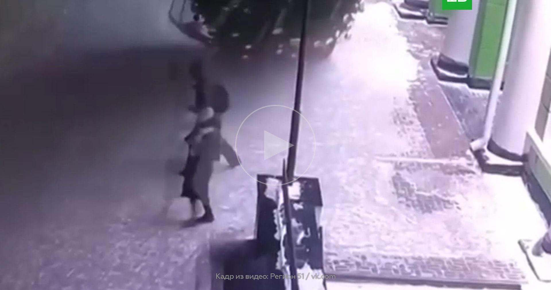 Сильный ветер. Упала елка в норильске. Елка упала на людей в бельгии. Сильный ветер в норильске. Ураган в норильске.