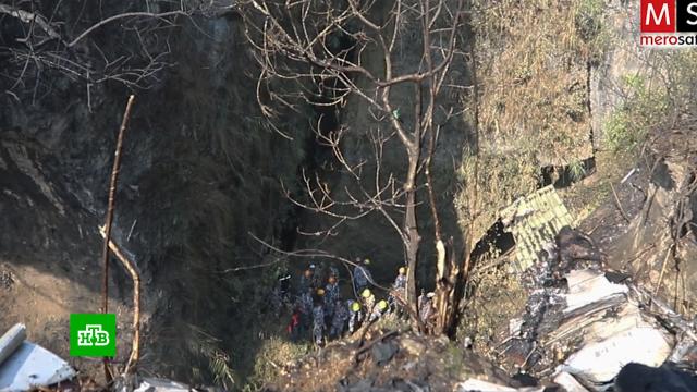 Тела погибших в авиакатастрофе в Непале поднимали из ущелья с помощью веревок.Непал, авиационные катастрофы и происшествия, авиация, самолеты.НТВ.Ru: новости, видео, программы телеканала НТВ