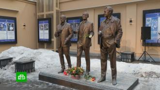 Друзья и коллеги Ланового возложили цветы к памятнику артиста в Москве
